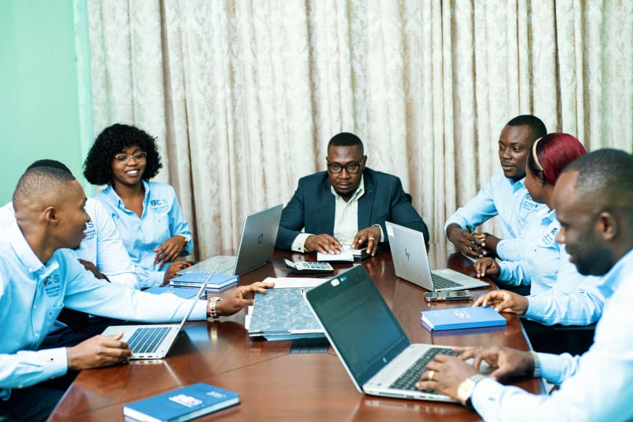 L'équipe DKS SARL en réunion